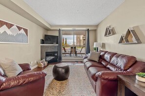 Télévision, cheminée, écrans d'ordinateur