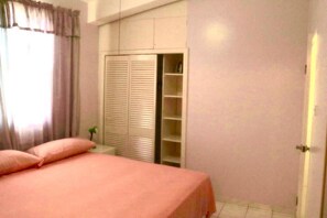 1 bedroom, desk, blackout drapes, soundproofing - Michelin Apartments (St. Lawrence Gap)