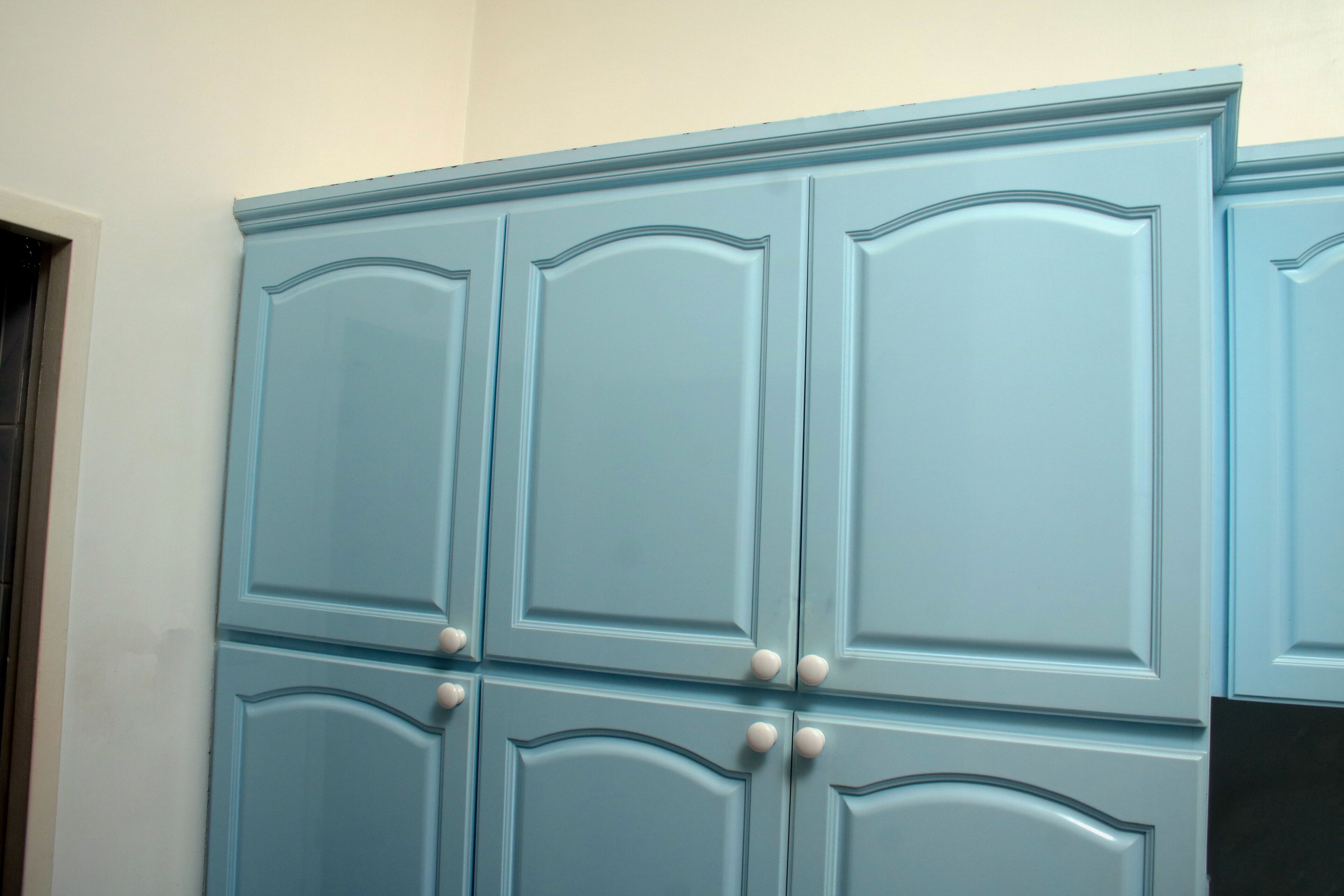 Køleskab/fryser i fuld størrelse, mikrobølgeovn, ovn, elkedel