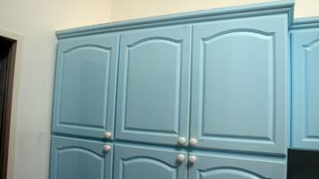 Full-size fridge, microwave, oven, electric kettle