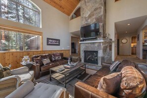 Smart-TV, peis og bøker