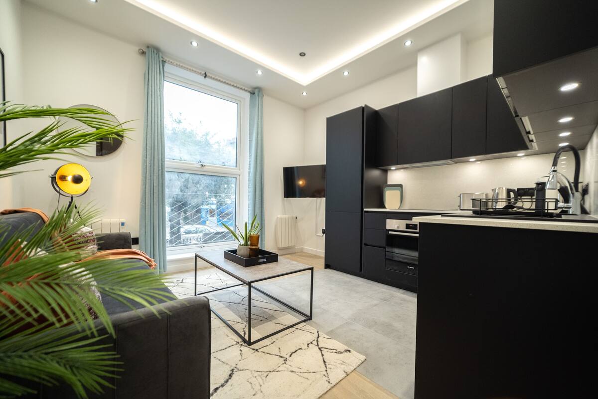 Deluxe-Apartment, 1 Doppelbett und Schlafsofa | Wohnbereich | 42-Zoll-Flachbildfernseher mit Satellitenempfang, Fernseher