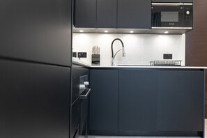 Deluxe Apartment, 1 Double Bed with Sofa bed | Private kitchen | Full-sized fridge, oven, stovetop, dishwasher - One & Two Bedroom Apartments near Holloway Train Station by Sojo Stay (London)