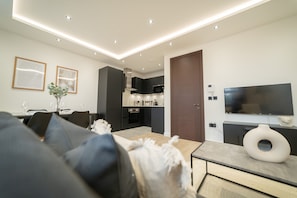 Appartement Deluxe, 1 lit double et 1 canapé-lit | Aire de séjour | Téléviseur à écran plat de 42 po avec télévision par satellite