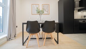 Deluxe-huoneisto, 1 parisänky ja vuodesohva | Ruokailu omassa huoneessa