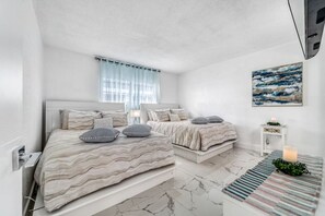 1 dormitori, escriptori i planxa i posts de planxar 