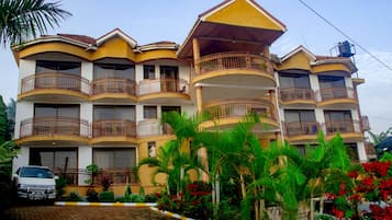 Vista frontal de la propiedad