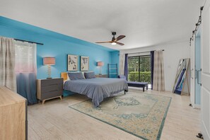 4 bedrooms, hypo-allergenic bedding, memory foam beds, desk