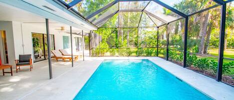 Una piscina al aire libre, una piscina climatizada