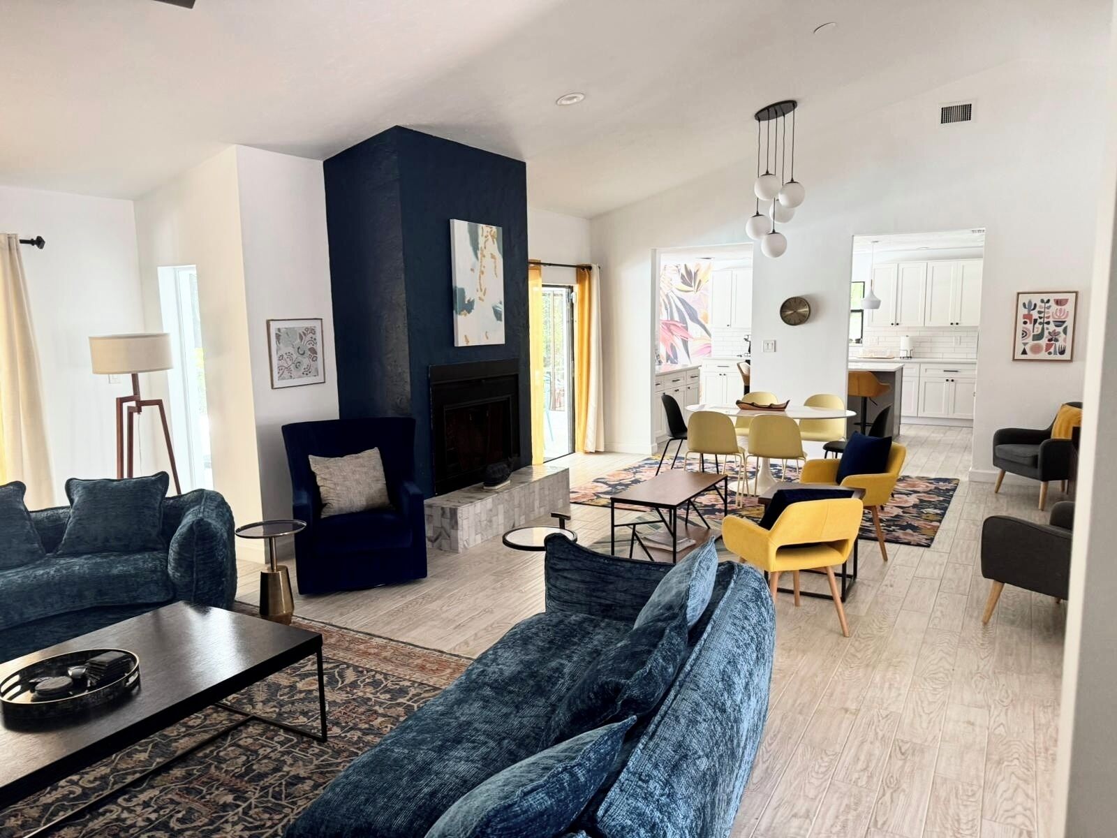 Een smart-tv en een open haard