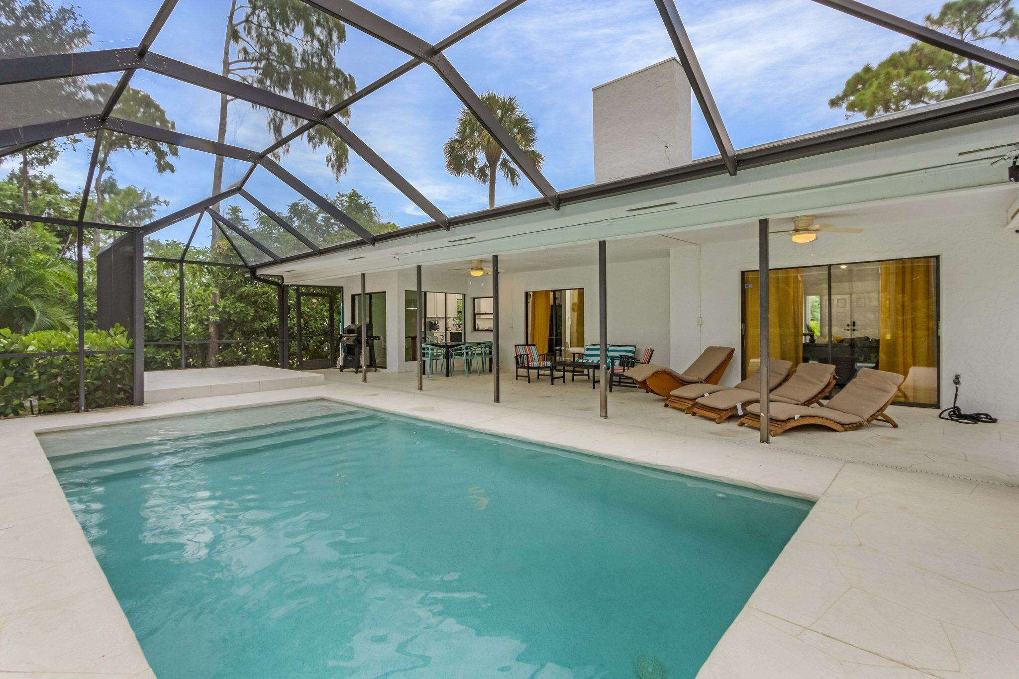 Een buitenzwembad, een verwarmd zwembad