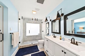 Combined shower/bathtub, hair dryer, bidet, towels - Private Saltwater Heated Pool Home 4BR/2.5BA  10 Min to 5th ave Beach (Naples)