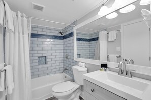 Shower, hair dryer, towels, shampoo - Waterfront Dock Pool Pet Friendly Near Duval St (Key West)