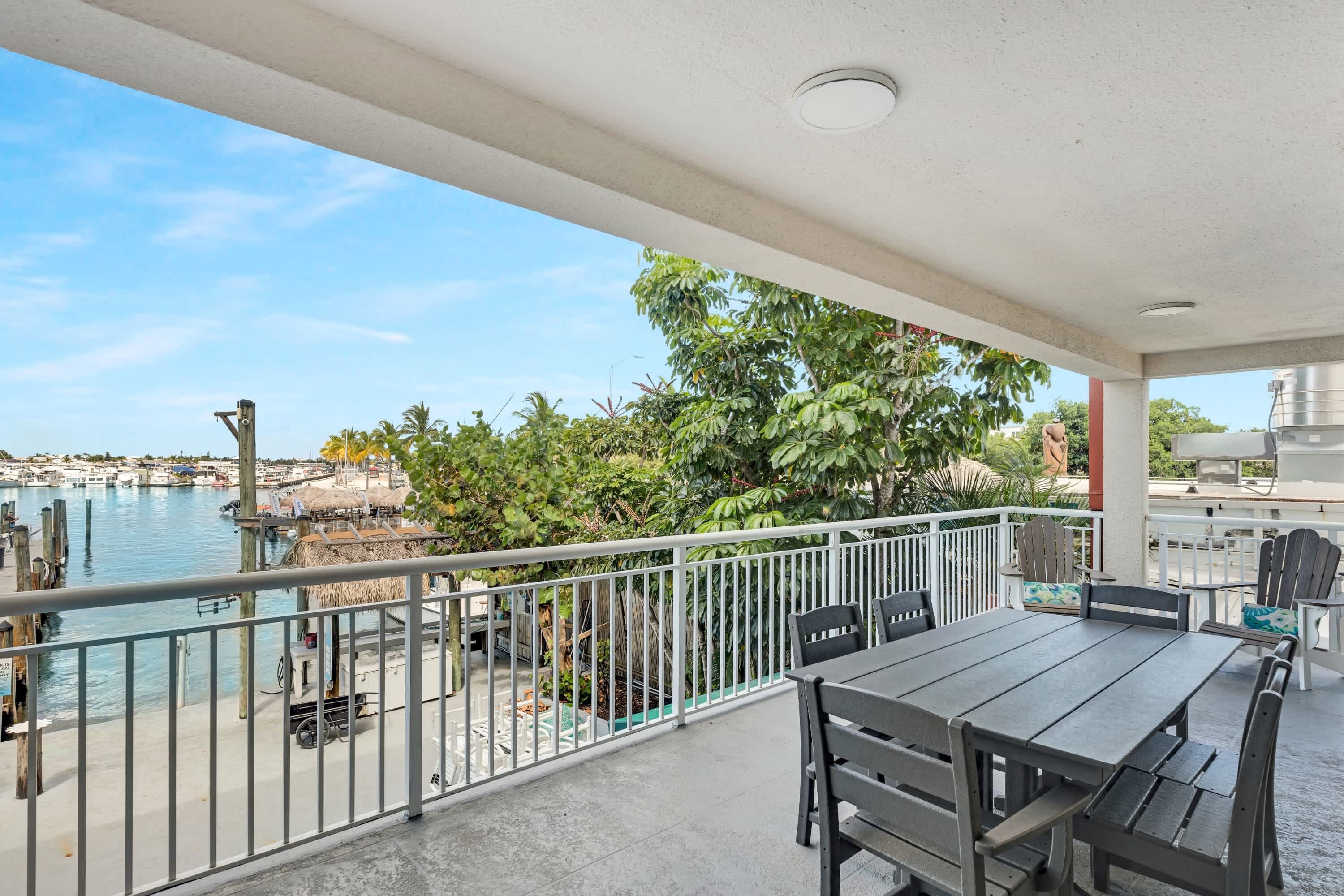 Ein Balkon mit Blick auf einen Hafen und Wasser.