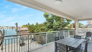 Ein Balkon mit Blick auf einen Hafen und Wasser.