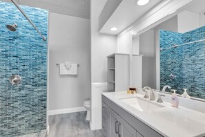 Shower, hair dryer, towels, shampoo - Waterfront Dock Pool Near Duval St Penthouse (Key West)