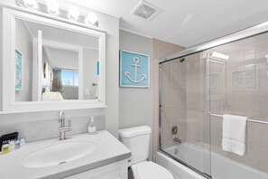 Shower, hair dryer, towels, shampoo - Penthouse Waterfront Dock Pool Condo Near Duval St (Key West)