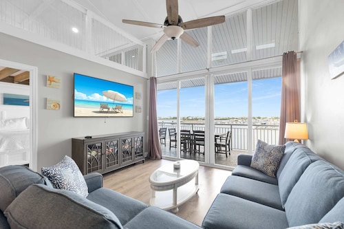 Penthouse Waterfront Dock Pool Condo Near Duval St
