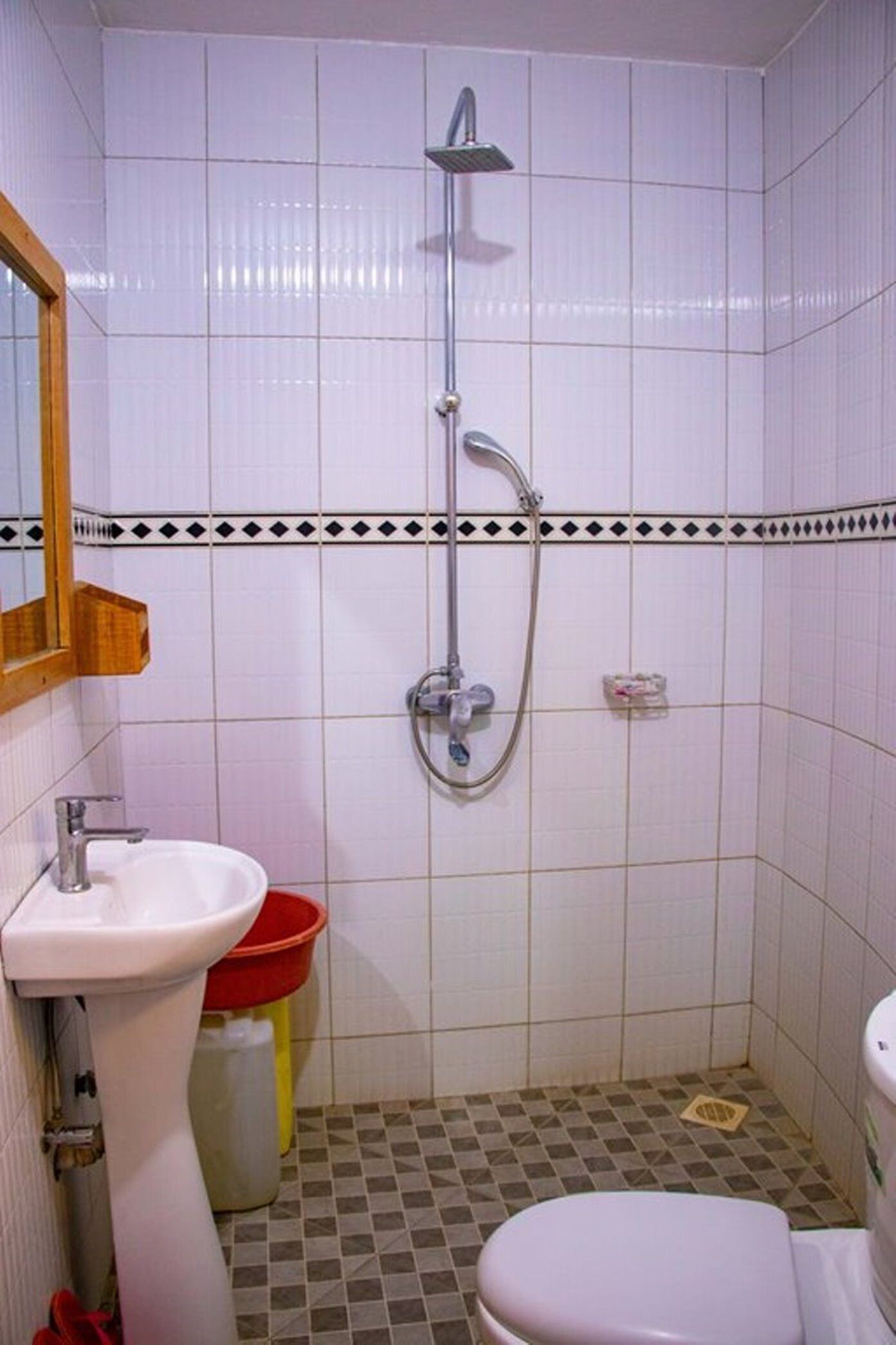 Shower, rainfall showerhead, free toiletries, towels