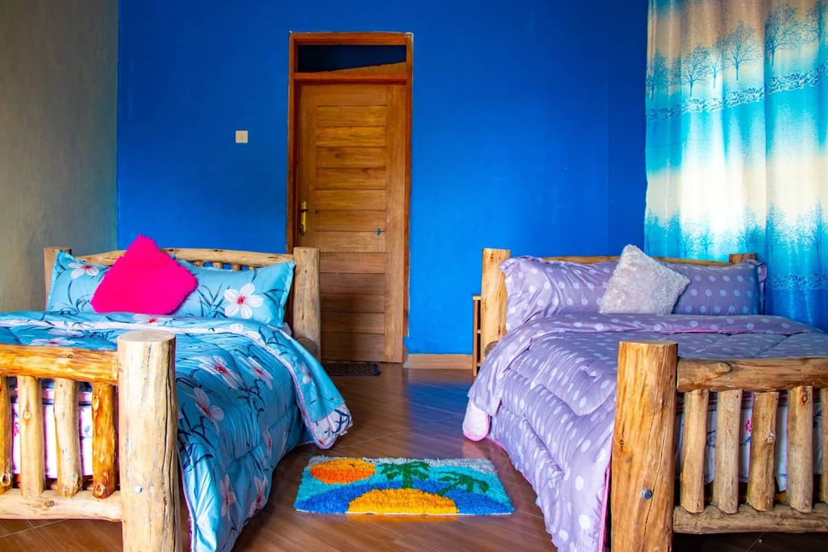 Habitación con 2 camas individuales | Ropa de cama de alta calidad y decoración personalizada