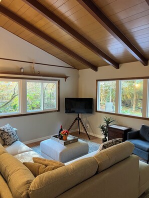 Smart TV, fireplace - Charming Geneva Bungalow (Bellingham)