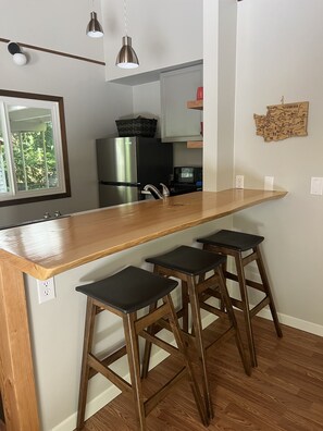 Fridge, microwave, oven, stovetop - Charming Geneva Bungalow (Bellingham)