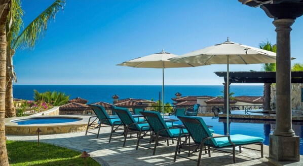 Alberca al aire libre y alberca climatizada