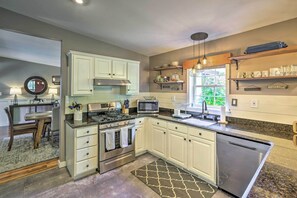 Réfrigérateur, micro-ondes, plaque de cuisson, lave-vaisselle