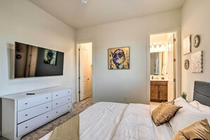 4 bedrooms, travel cot, Internet, bed sheets - Easy Stadium Access! Modern Glendale Getaway (Glendale)