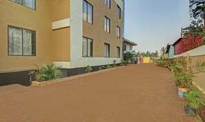 Tempat letak kenderaan sendiri percuma 