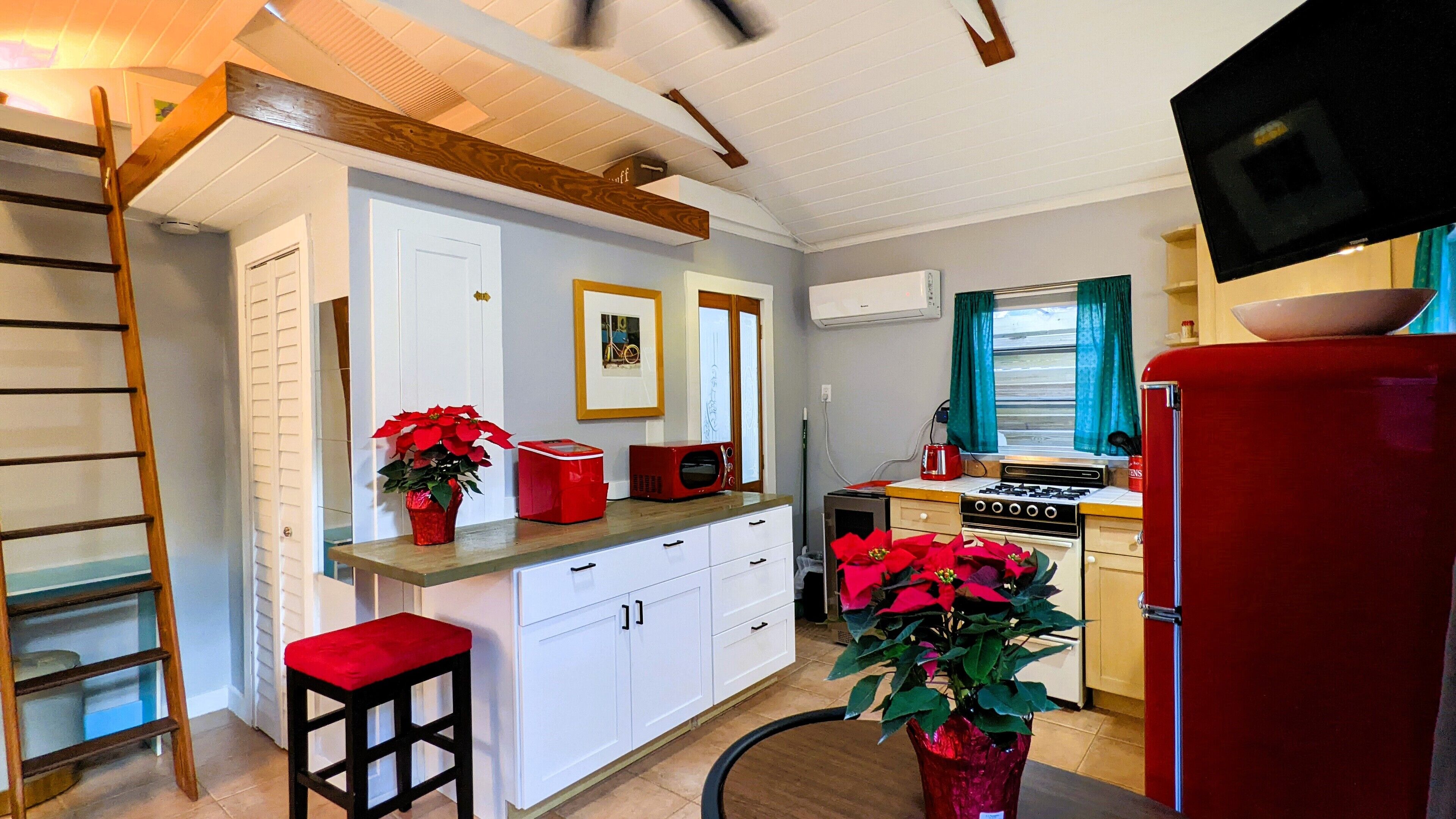 Adorable gated loft studio two blocks from Duval in Old Town - Location Location