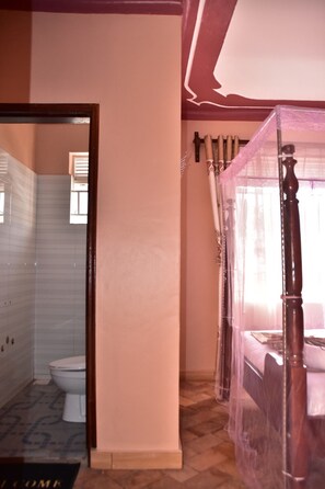 Chuveiro, chuveiro com efeito de chuva, produtos de toalete grátis 