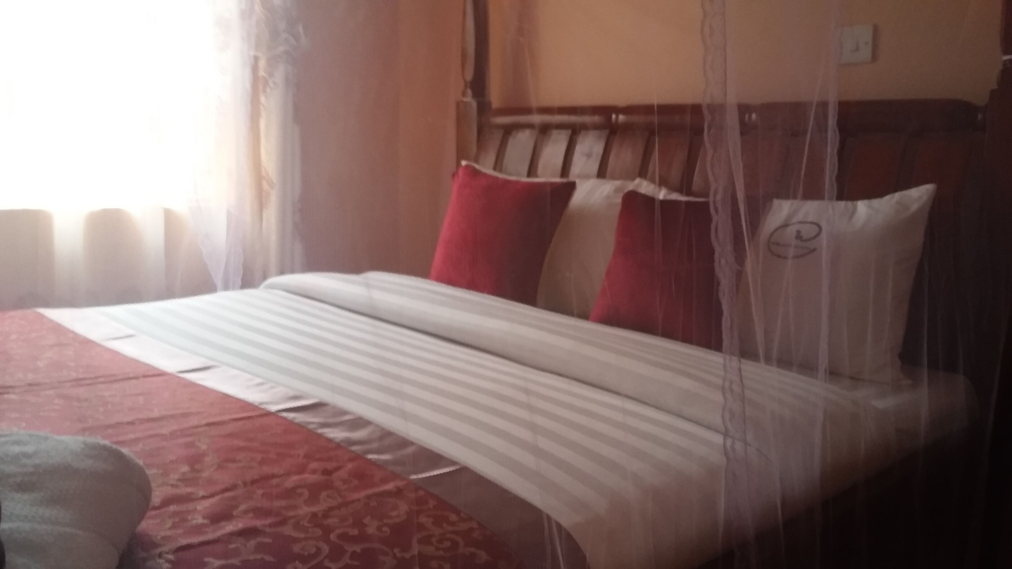 Decoración personalizada, muebles diferentes, escritorio y wifi gratis 