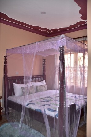 Trang trí khác biệt, trang bị nội thất với thiết kế riêng biệt, bàn