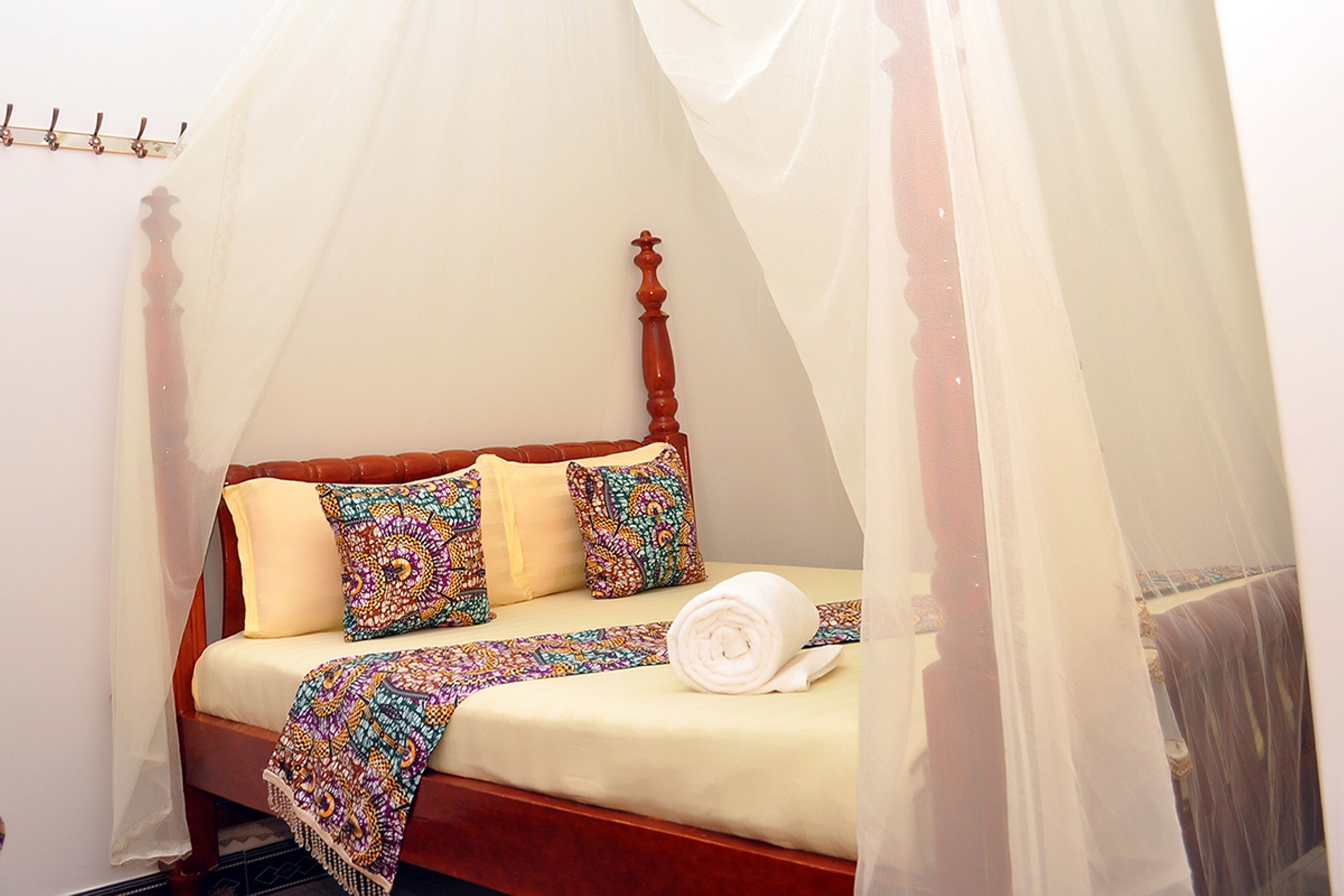 Decoración personalizada, muebles diferentes, escritorio y wifi gratis 