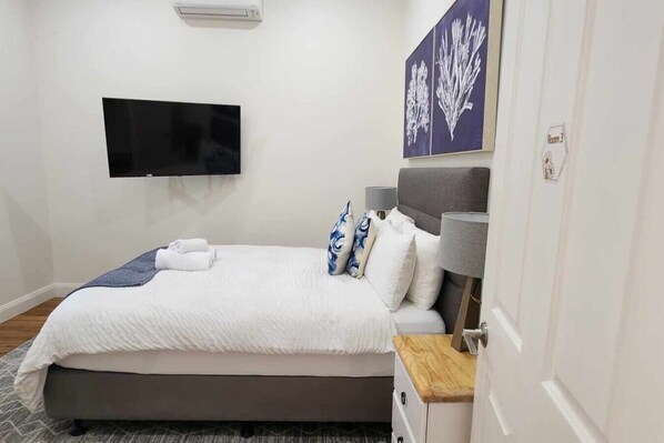 3 habitaciones, tabla de planchar con plancha, wifi y ropa de cama 