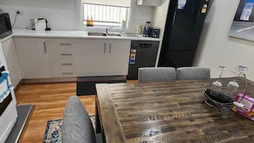 Frigorífico, microondas, horno y placa de cocina