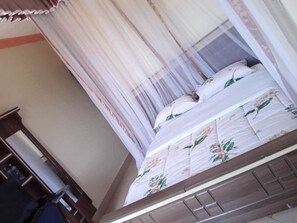 Premium bedding, memory-foam beds, individually decorated - Mujjo Hotel (Kampala)