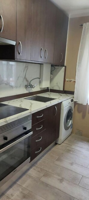 Frigorífico, microondas, horno y placa de cocina