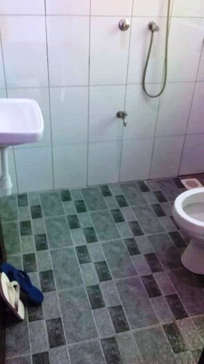 Double Room | Bathroom - Baron Guest House (Kampala)
