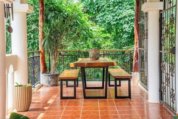 Outdoor dining - Casa Corriente Jungle & Ocean View in Pelada Beach (Nosara)