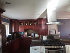 Comedor y isla de cocina