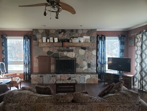 Smart TV, books - Enjoy fishing, kayaking, great outdoors, bald eagles, deer. relax (Perrinton)