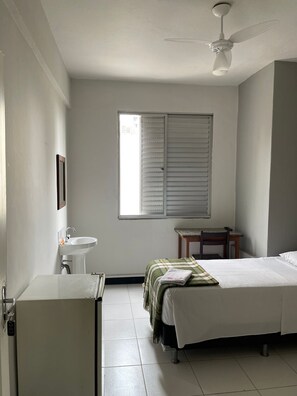 Basic Single Room | Desk, free WiFi, bed sheets - Hotel Economy 888 - Próximo a Praça da Estação e Rodoviária (Belo Horizonte)