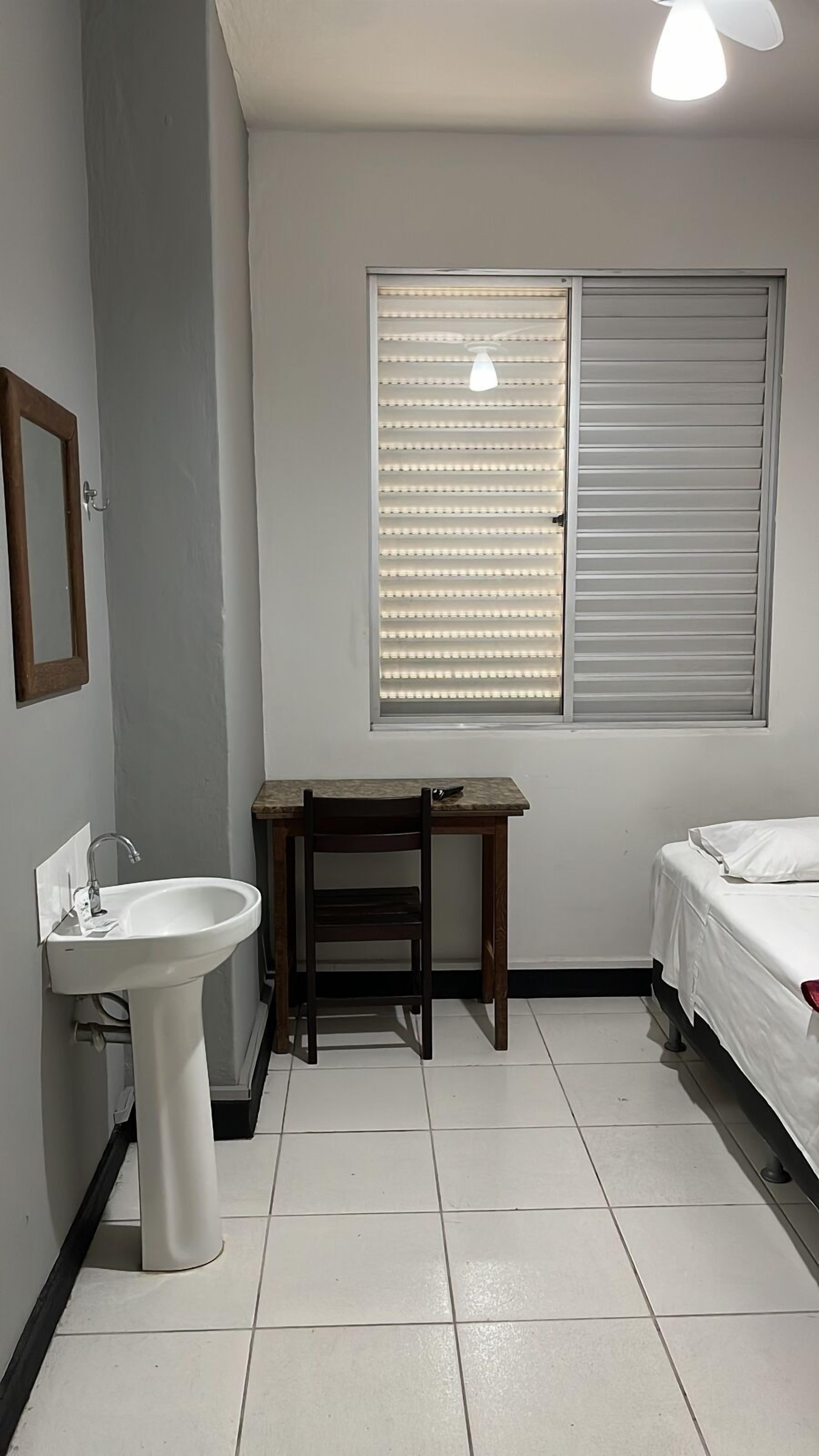 Habitación individual básica | Escritorio, wifi gratis y ropa de cama 