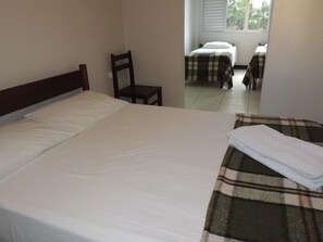 Quarto triplo família | Escrivaninha, Wi-Fi de cortesia, roupa de cama