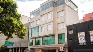 Un edifici de diverses plantes amb un espai comercial a la planta baixa i una entrada ben visible.