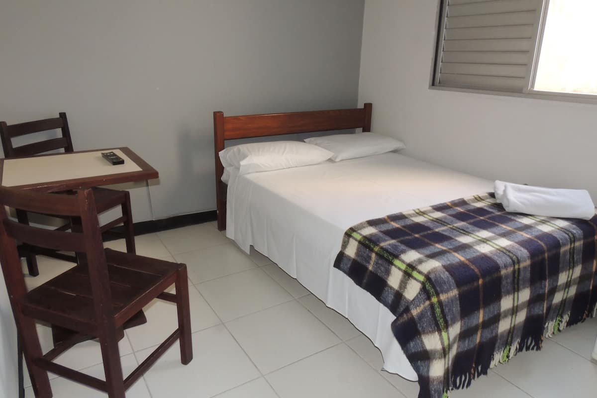 Kamar Double Standar | Meja kerja, Wi-Fi gratis, dan seprai linen