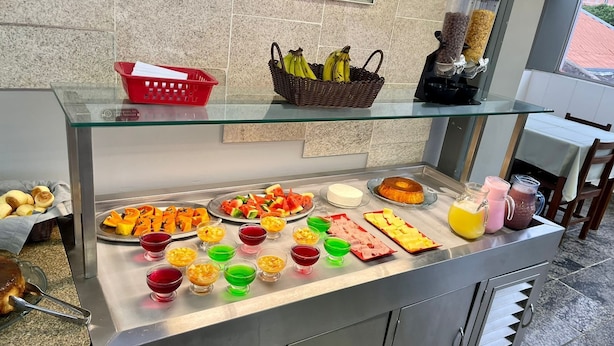 Un buffet amb diversos plats i begudes de colors.