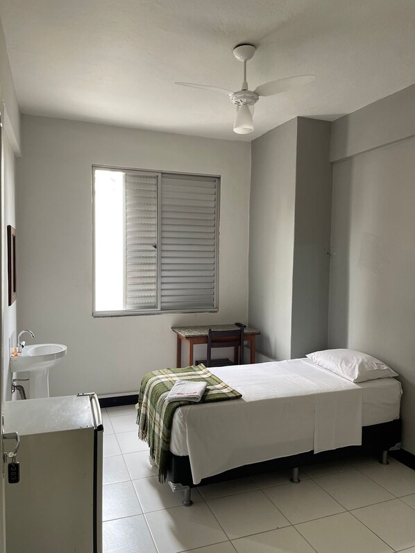 Basic-Einzelzimmer | Schreibtisch, kostenloses WLAN, Bettwäsche